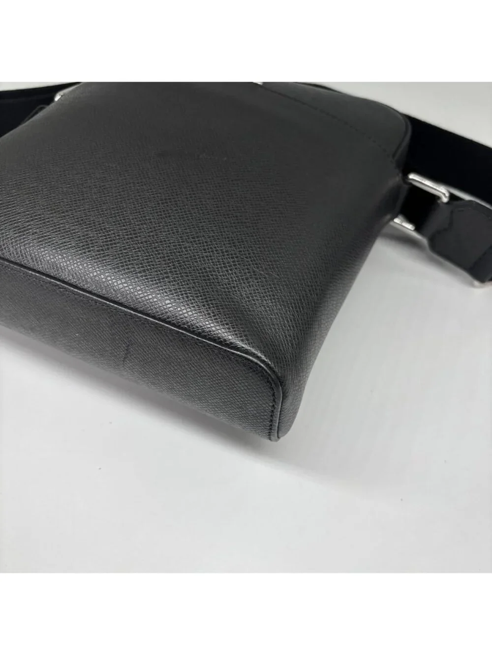 Louis Vuitton Taiga Anton Shoulder Bag